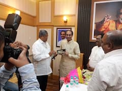 Photo : यांचे पेढे, त्यांची कॅडबरी; उद्धव ठाकरे म्हणाले 