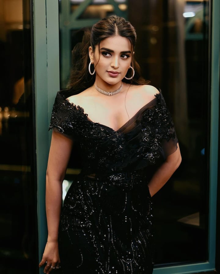 1993 లో హైదరాబాద్ లో జన్మించిన ఈ ఇస్మార్ట్ పోరీ బెంగళూరులో పెరిగింది.  క్రైస్ట్ విశ్వవిద్యాలయం నుంచి  బిజినెస్ మేనేజ్‌మెంట్ పూర్తిచేసింది.