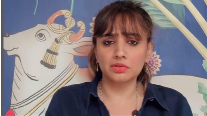 पिछले हफ़्ते पंजाब पुलिस ने स्वर्ण मंदिर परिसर में योग करने के कारण धार्मिक भावनाओं को ठेस पहुंचाने के आरोप में अर्चना मकवाना पर मामला दर्ज किया था. कई धमकी भरे कॉल आने के बाद गुजरात पुलिस ने उन्हें सुरक्षा भी मुहैया कराई.