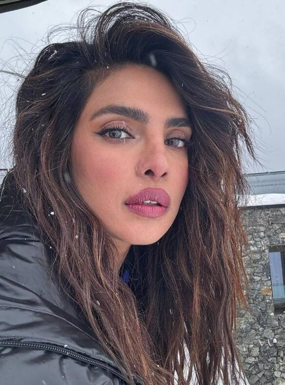 ਪੀਸੀ ਜ਼ੋਰਦਾਰ ਐਕਸ਼ਨ ਕਰਦੀ ਨਜ਼ਰ ਆਏਗੀ ਦੱਸ ਦੇਈਏ ਕਿ ਪ੍ਰਿਯੰਕਾ ਚੋਪੜਾ ਇਨ੍ਹੀਂ ਦਿਨੀਂ ਆਪਣੀ ਆਉਣ ਵਾਲੀ ਹਾਲੀਵੁੱਡ ਫਿਲਮ 'ਦ ਬਲੱਫ' ਦੀ ਸ਼ੂਟਿੰਗ 'ਚ ਰੁੱਝੀ ਹੋਈ ਹੈ। ਇਸ ਮੋਸਟ ਅਵੇਟਿਡ ਫਿਲਮ ਵਿੱਚ ਪ੍ਰਿਯੰਕਾ ਕਾਰਲ ਅਰਬਨ, ਇਸਮਾਈਲ ਕਰੂਜ਼ ਕੋਰਡੋਵਾ, ਸਫੀਆ ਓਕਲੇ-ਗ੍ਰੀਨ ਵਰਗੇ ਅੰਤਰਰਾਸ਼ਟਰੀ ਸਿਤਾਰਿਆਂ ਨਾਲ ਸਕ੍ਰੀਨ ਸਪੇਸ ਸ਼ੇਅਰ ਕਰਨ ਜਾ ਰਹੀ ਹੈ। ਫਿਲਮ 'ਚ ਪ੍ਰਿਯੰਕਾ ਦੇ ਕਈ ਦਮਦਾਰ ਐਕਸ਼ਨ ਸੀਨ ਵੀ ਹੋਣ ਵਾਲੇ ਹਨ।