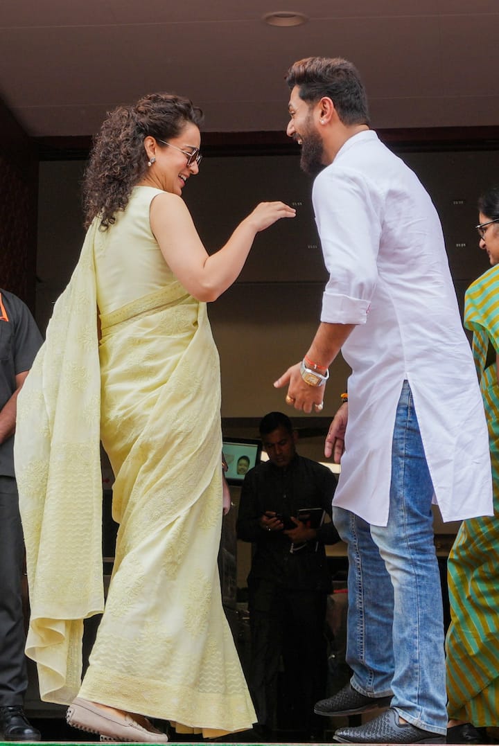 Kangana Ranaut-Chirag Paswan Photos: पार्लियामेंट में कैप्चर हुआ कंगना-चिराग का कैंडिड मोमेंट, तस्‍वीरें हुईं वायरल