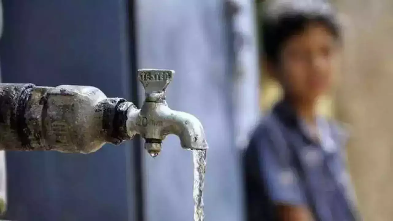 BMC Water Crisis : पाणी कपातीनंतर आता मुंबईत पाणी वापरावर निर्बंध? महापालिकेचे मात्र मौन BMC Water Crisis : पाणी कपातीनंतर आता मुंबईत पाणी वापरावर निर्बंध? महापालिकेचे मात्र मौन