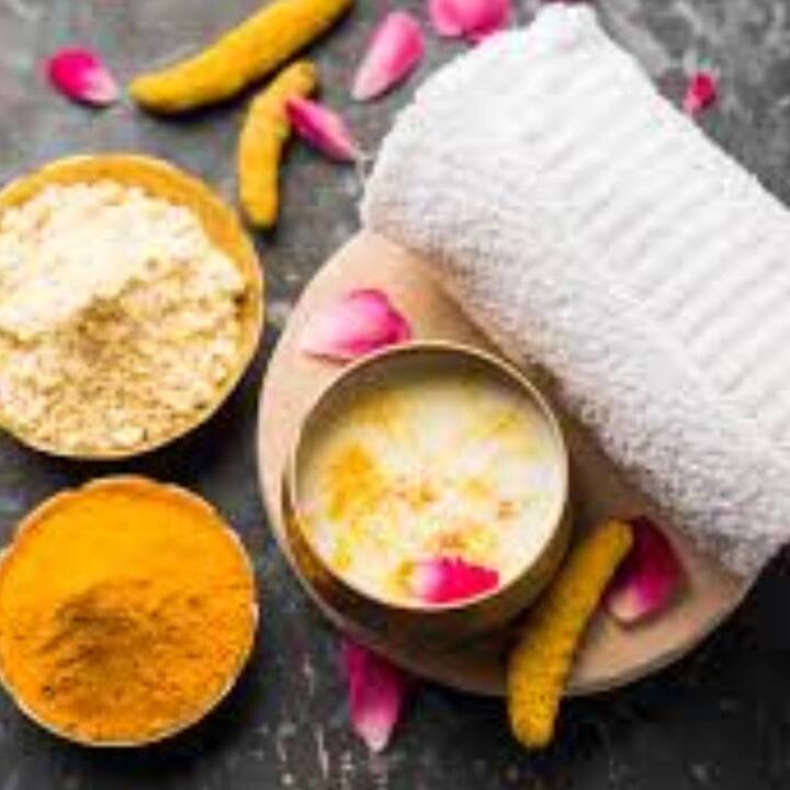 ਇਹ ਜ਼ਰੂਰੀ ਨਹੀਂ ਹੈ ਕਿ ਤੁਸੀਂ ਚਮੜੀ ਦੀ ਦੇਖਭਾਲ ਲਈ ਸਿਰਫ ਮਹਿੰਗੇ ਉਤਪਾਦਾਂ ਦੀ ਵਰਤੋਂ ਕਰੋ। ਇਸ ਦੀ ਬਜਾਏ ਤੁਸੀਂ ਕੁਝ ਘਰੇਲੂ ਉਪਾਅ ਵੀ ਅਪਣਾ ਸਕਦੇ ਹੋ। ਇਸ ਦੇ ਲਈ ਤੁਸੀਂ ਆਪਣੀ ਚਮੜੀ 'ਤੇ ਦਹੀਂ, ਐਲੋਵੇਰਾ, ਸ਼ਹਿਦ, ਕੱਚਾ ਦੁੱਧ, ਖੀਰਾ, ਕੱਚਾ ਆਲੂ ਵਰਗੀਆਂ ਚੀਜ਼ਾਂ ਲਗਾ ਸਕਦੇ ਹੋ। ਇਸ ਨਾਲ ਚਮੜੀ ਨੂੰ ਠੰਡਕ ਮਿਲੇਗੀ ਅਤੇ ਜਲਣ ਅਤੇ ਲਾਲੀ ਵੀ ਦੂਰ ਹੋਵੇਗੀ। ਇਸ ਦੇ ਨਾਲ ਹੀ ਪੀਸਿਆ ਹੋਇਆ ਅੱਧਾ ਖੀਰਾ ਲਗਾਉਣ ਨਾਲ ਚਮੜੀ ਦੀ ਚਮਕ ਬਰਕਰਾਰ ਰਹੇਗੀ।