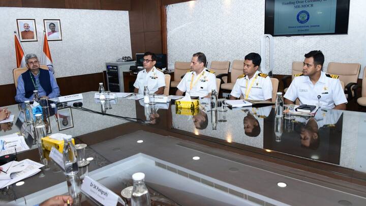 रक्षा मंत्रालय का कहना है कि इसको बनाने में माइक्रोन व्यास वाले विशेष प्रकार के फाइबर का इस्तेमाल किया गया है. जब इसे लॉन्च किया जाता है तो ये एक पर्याप्त समय और अपने इलाके के अंदर माइक्रोवेव ऑब्स्क्योर क्लाउड बनाता है. ये रेडियो फ्रीक्वेंसी पकड़ने वाले डिवाइस से बचने के लिए एक कवच की तरह काम करता है.