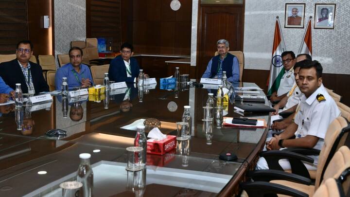 DRDO यानी की रक्षा अनुसंधान और विकास संगठन ने बुधवार को भारतीय नौसेना को एक आधुनिक हथियार सौंपा है. इसे MR-MOCR (मध्यम दूरी वाले माइक्रोवेव आब्सक्यूरेंट चैफ रॉकेट) के तौर पर जाना जाता है. ये रॉकेट दुश्मन की रडार पर नहीं पकड़ा जा सकता है.