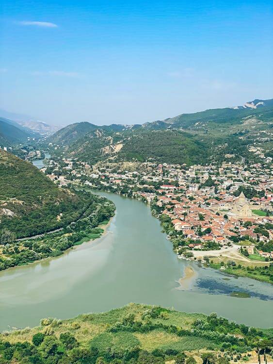 यहां अलग अलग दिखता है पानी का रंग!