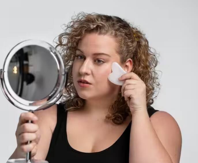 ਜ਼ਿਆਦਾਤਰ ਔਰਤਾਂ ਡ੍ਰਾਈ ਸਕਿਨ ਕਰਕੇ ਪਰੇਸ਼ਾਨ ਰਹਿੰਦੀਆਂ ਹਨ। ਇਸ ਤੋਂ ਬਚਣ ਲਈ ਤੁਸੀਂ ਕੁਝ ਟਿਪਸ ਅਪਣਾ ਸਕਦੇ ਹੋ।