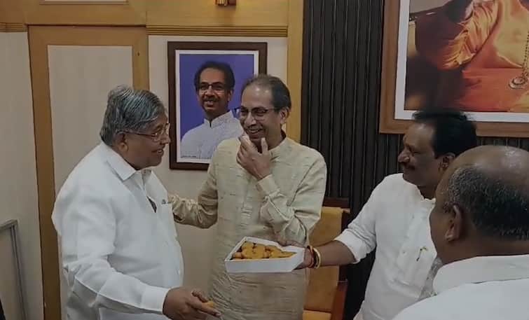 BJP Chandrakant Patil meets Uddhav Thackeray in Vidhan Sabha also congratulate Anil Parab in advance for mumbai graduate constituency election victory Chandrakant Patil:  चंद्रकांत पाटील मोठ्ठी कॅडबरी घेऊन दानवेंच्या केबिनमध्ये, उद्धव ठाकरेंच्या अचानक भेटीने दादा अवाक, अनिल परबांचं ॲडव्हान्समध्ये अभिनंदन