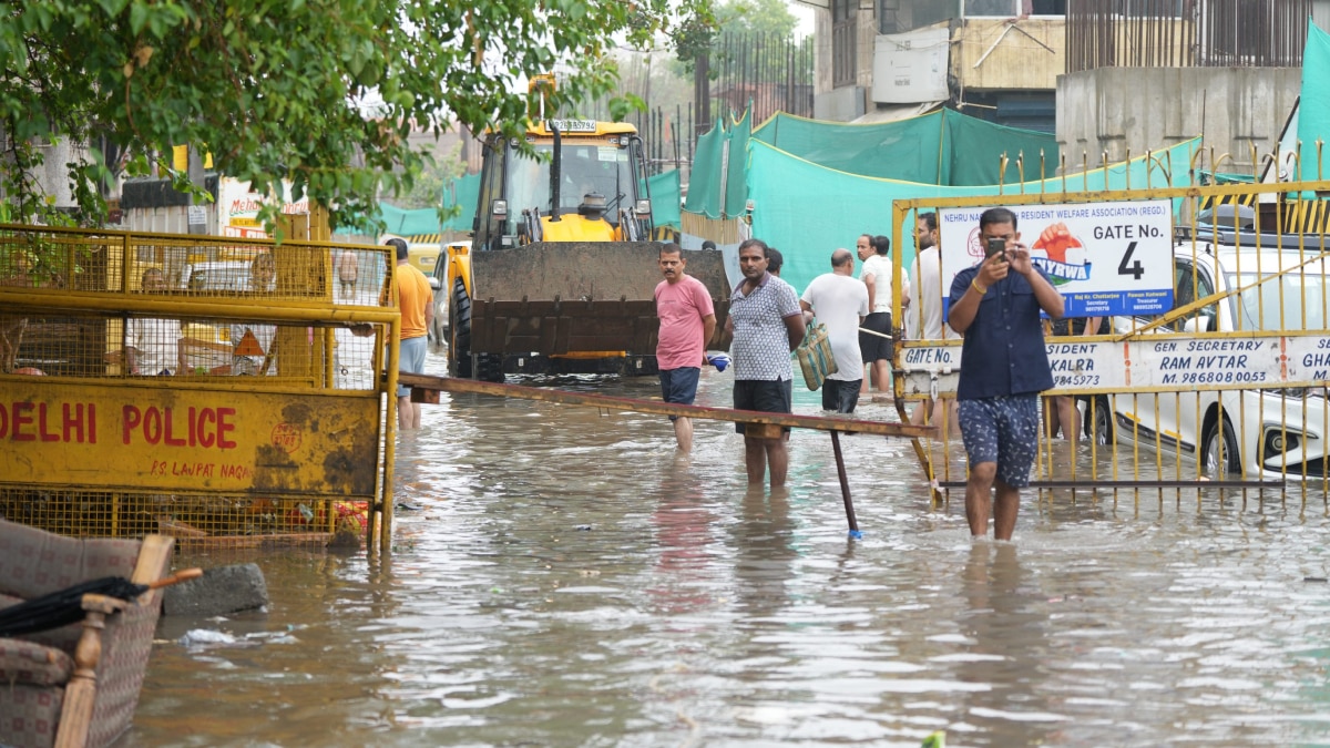 Delhi Rains: भारी बारिश से दिल्ली पानी-पानी, कहीं कार तो कहीं डूबी बस, मेट्रो में भी लोग हलकान