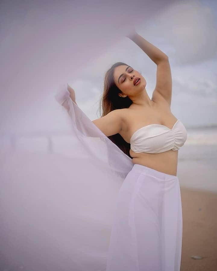 નેહા મલિક પોતાની ગ્લેમરસ લાઇફસ્ટાઇલથી તમામ ભોજપુરી એક્ટ્રેસને પાછળ છોડે છે.