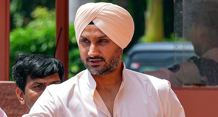 Harbhajan Singh Brutal Response To Michael Vaughan On T20 World Cup Venue Controversy Harbhajan Singh's Brutal Response To Michael Vaughan On His T20 WC 'Venue Conspiracy'