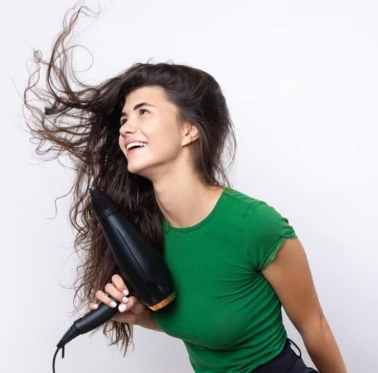 ਪਿਆਜ਼ ਦਾ ਰਸ ਵਾਲਾਂ 'ਤੇ ਲਗਾਉਣ ਨਾਲ ਨਾ ਸਿਰਫ ਵਾਲਾਂ ਦੇ ਝੜਨ ਤੋਂ ਰਾਹਤ ਮਿਲਦੀ ਹੈ ਸਗੋਂ ਵਾਲਾਂ ਦਾ ਵਿਕਾਸ ਵੀ ਤੇਜ਼ੀ ਦੇ ਨਾਲ ਹੁੰਦਾ ਹੈ। ਇਸ ਦੇ ਲਈ ਪਿਆਜ਼ ਦਾ ਰਸ ਸਿੱਧਾ ਸਿਰ ਦੀ ਚਮੜੀ ਅਤੇ ਵਾਲਾਂ 'ਤੇ ਲਗਾਓ ਅਤੇ ਕੁਝ ਦੇਰ ਸਿਰ ਦੀ ਮਾਲਿਸ਼ ਕਰੋ। ਇਕ ਘੰਟੇ ਬਾਅਦ ਵਾਲਾਂ ਨੂੰ ਹਲਕੇ ਸ਼ੈਂਪੂ ਨਾਲ ਧੋ ਲਓ।