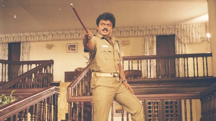 காவல்துறை அதிகாரியாக விஜயகாந்த் நடிக்க அவருக்கு ஜோடியாக சுமா நடித்திருந்தார். 