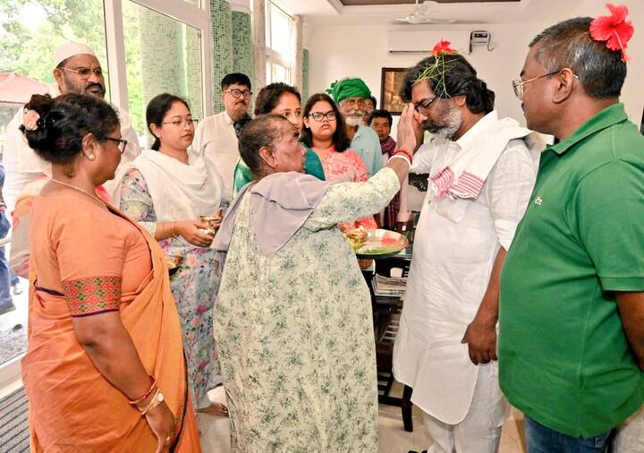 Jharkhand Chief Minister Champai Soren and West Bengal Chief Minister Mamata Banerjee welcomed the court's order granting bail to Soren. (Image Source: X/@HemantSorenJMM)