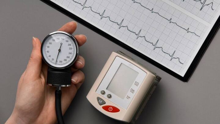 30 साल की उम्र में सीने में दर्द की शिकायत चिंता की बात होती है. इसे तुरंत डॉक्टर को दिखाकर दवा लेनी चाहिए. इसके बाद भी अगर आराम न मिलें तो हार्ट से जुड़े टेस्ट करवाने चाहिए.