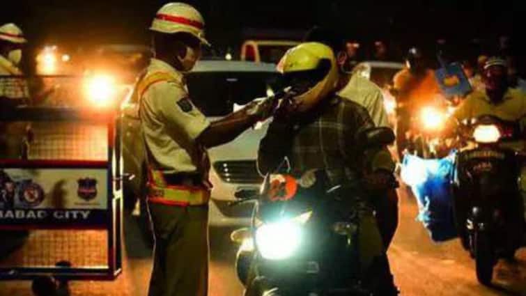 drunk man in Hyderabad ran away with Breathalyzer Hyderabad News: పోలీసులకు మస్కా కొట్టిన మందుబాబు బ్రీత్ అనలైజర్ తో పరార్ 