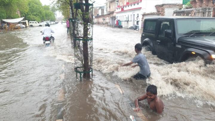 अपनी मंजिल तक पहुंचाने के लिए मुश्किलों से दो-दो हाथ करते नजर आए कई जगह सड़कों में गड्ढे होने के कारण कुछ लोग दुर्घटना के भी शिकार हुए.