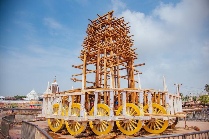 জগন্নাথদেবের রথের নাম নন্দীঘোষ। ১৬ চাকার এই রথ সবচেয়ে বড় হয়। ভগবান বলরামের রথের নাম তালধ্বজ, এতে ১৪টি চাকা রয়েছে। দেবী সুভদ্রার রথের নাম দর্পদলন, এতে ১২ চাকা থাকে।