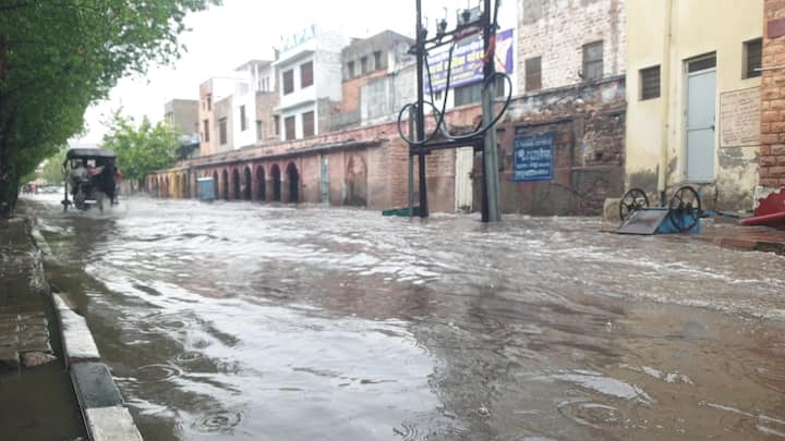 भीषण गर्मी के बाद मानसून की पहली बारिश के दौरान जोधपुर प्रशासन व नगर निगम की पोल खुल गई. गुरुवार को हुई बारिश के दौरान एक छात्र नगर निगम के खुले नाले में गिर गया उसकी डूबने से मौत हो गई. वहीं न्यू चांदपोल रोड बकरा मंडी क्षेत्र में तालाब के किनारे बने अंडरग्राउंड में बारिश का पानी भर गया. क्षेत्र के लोगों ने मदद कर अंडरग्राउंड में फंसे लोगों को बाहर निकाला.