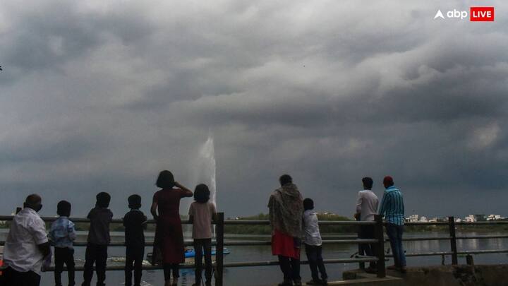 देश के करोड़ों लोगों को अगले 3-4 दिन के भीतर उमस भरी गर्मी से राहत मिल सकती है. हालांकि, कुछ राज्य ऐसे भी हैं जहां अभी तक बारिश नहीं पहुंची है. जिनमें बिहार, झारखंड, पूर्वी उत्तर प्रदेश और जम्मू के कुछ इलाके शामिल हैं.