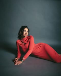 Meenakshi Chaudhary : స్టన్నింగ్​ లుక్​లో మీనాక్షి చౌదరి.. Meenakshi makes everything perfect అంటూ కామెంట్ పెట్టిన ఫ్యాన్