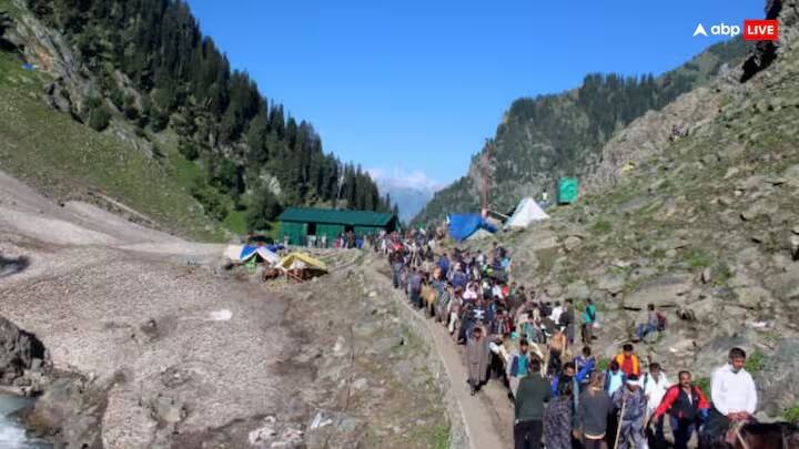 અહીંની ગુફામાં હાજર નાનું બરફનું શિવલિંગ દરરોજ થોડું થોડું વધે છે અને તેની ઉંચાઈ 2 ગજથી વધુ થાય છે. તે ચંદ્ર સાથે પણ ઘટવા લાગે છે.