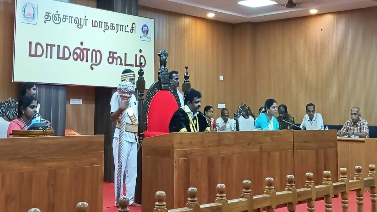 சலசலப்பு, வாக்குவாதம்... பரபரப்பு: தஞ்சை மாநகராட்சி கூட்டத்தில் இருந்து அதிமுக உட்பட எதிர்க்கட்சிகள் வெளிநடப்பு