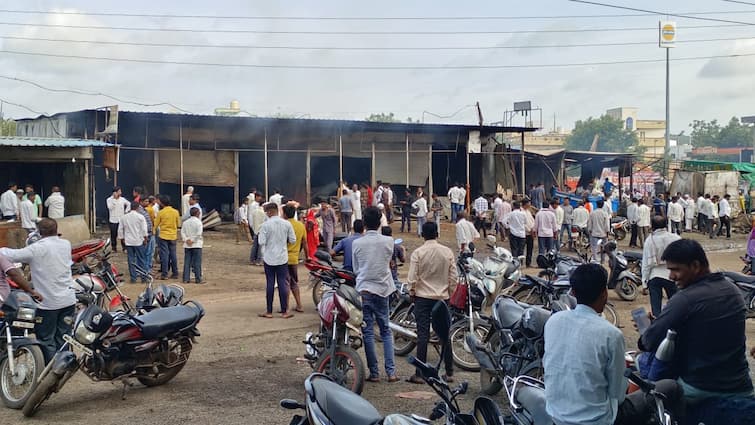 Beed Fire News unknown people were fire by 12 shops in Beed Shirur धक्कादायक! बीडमधील शिरुरमध्ये 10 ते 12 दुकानांना आग, कोट्यावधी रुपयांचं नुकसान