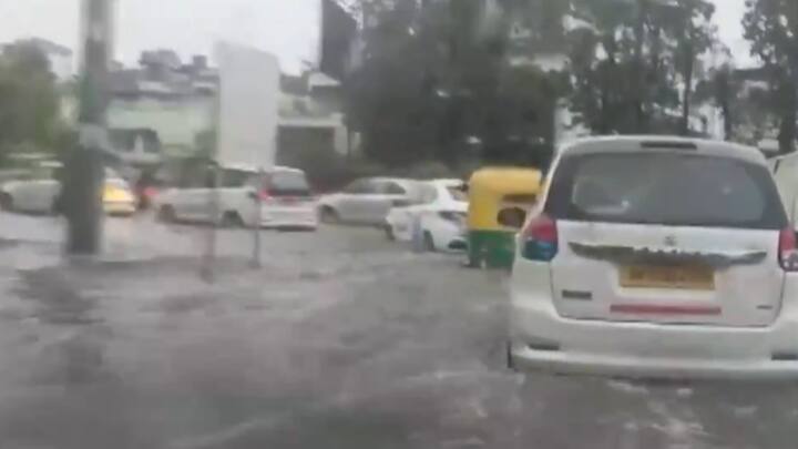 सड़कों पर बारिश का पानी जमा होने की वजह से ट्रैफिक भी स्लो हो गया है और जगह-जगह जाम देखने को मिल रहा है. भारी बारिश होने के कारण लोधी गार्डन इलाके में जलभराव देखने को मिला.