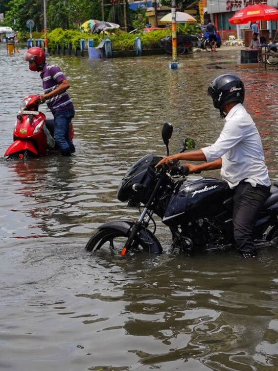 सड़कों में कैसे भरता है पानी?
