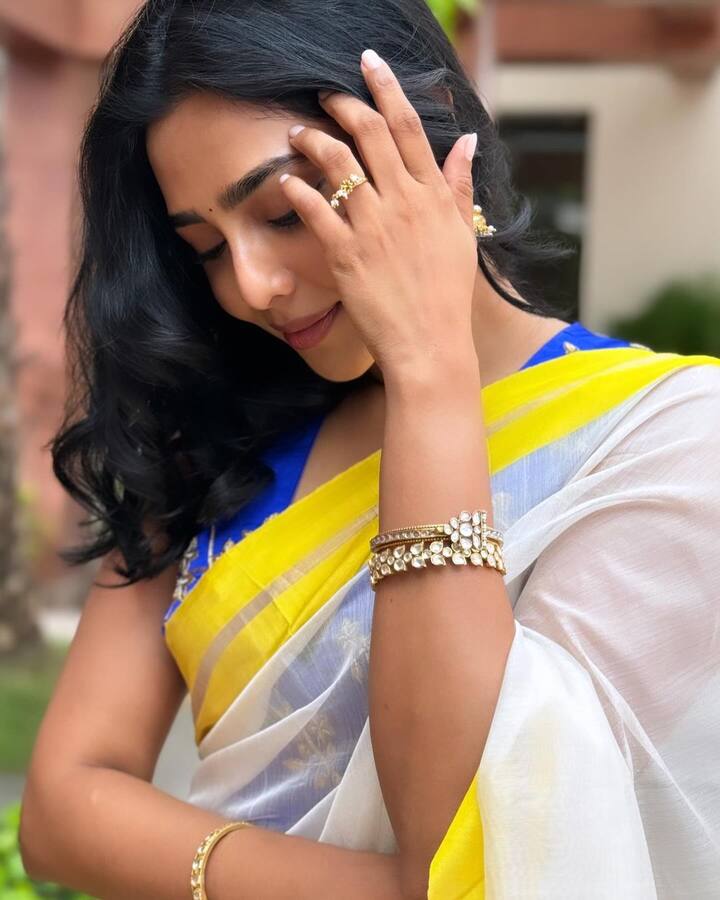 సాయిధరమ్ - ఐశ్వర్య లక్ష్మి నటిస్తోన్న ఈ మూవీ టైటిల్ ‘సంబరాల ఏటి గట్టు’ అని పరిశీలనలో ఉంది. 1947లో ఓ ఊర్లో ఏం జరిగింది అనేదే స్టోరీ లైన్. ఇంకా ఈ మూవీలో కన్నడ, మలయాళ నటులు కూడా కనిపించబోతున్నారట.