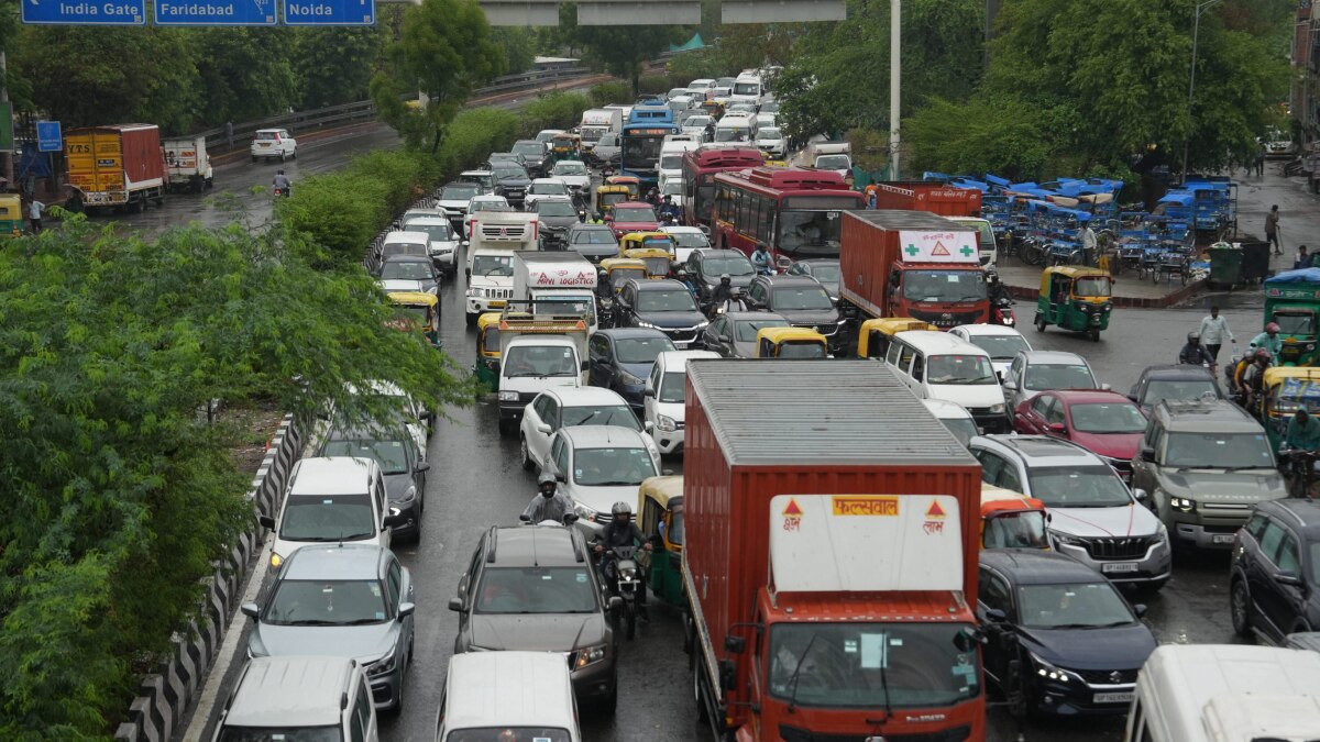 Delhi Rains: भारी बारिश से दिल्ली पानी-पानी, कहीं कार तो कहीं डूबी बस, मेट्रो में भी लोग हलकान