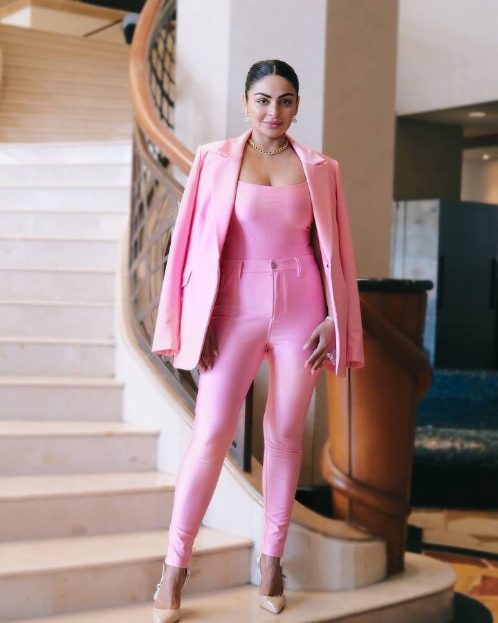 इन दिनों नीरू बाजवा अपनी फिल्म ‘जट एंड जूलियट 3’ को लेकर चर्चा में हैं. जिसमें एक बार फिर उनकी जोड़ी पंजाब के सुपरस्टार एक्टर और सिंगर दिलजीत दोसांझ के साथ नजर आई. फिल्म 27  जून को रिलीज हुई थी.