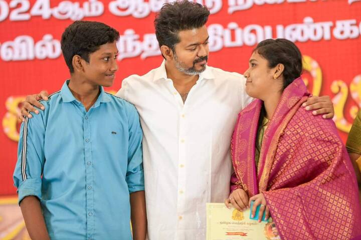 “எதிர்கலத்தில் அரசியலும் ஏன் கேரியர் ஆப்ஷனாக இருக்கக் கூடாது? படித்தவர்கள் அரசியலுக்கு வாரணமா வேண்டாமா? ”என மாணவர்களை நோக்கி விஜய் கேட்டார்.