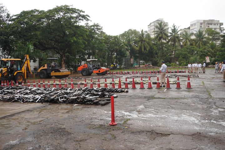 वरळी वाहतूक पोलिस मुख्यालय येथील वरळी मैदानात आज दुपारी 3 वाजता पोलिसांकडून सामूहिकरित्या कारवाई करण्यात आली. त्यानुसार, बुलडोझर खाली हे हॉर्न चिरडण्यात आले आहेत.