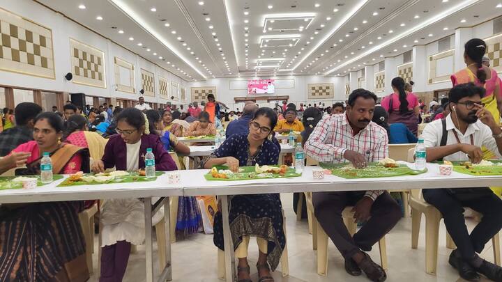 விழாவில் கலந்து கொண்டவர்களுக்கு சைவ விருந்து வழங்கப்பட்டது. அந்த மெனுவில், சாதம், வடை, அப்பளம், அவியல், வெற்றிலை பாயாசம், மோர், மலாய் சான்விச், இஞ்சி துவையல், தயிர் பச்சடி, அவரை மணிலா பொரியல், உருளை காரகறி, வத்தக் குழம்பு, கதம்ப சாம்பார், ஆணியன் மணிலா, தக்காளி ரசம் உள்ளிட்டவை இடம்பெற்றது.