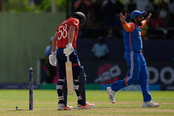 रोहित शर्मा ने अब भारतीय क्रिकेट टीम के कप्तान के रूप में 61 टी20आई में से 49 जीते हैं, इस प्रक्रिया में उन्होंने बाबर आजम (85 टी20आई में 48 जीत) को पीछे छोड़ दिया है।