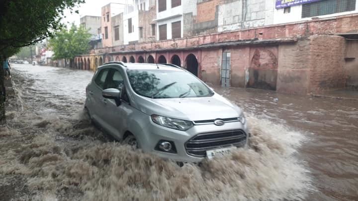 इस क्षेत्र में बरसाती पानी की निकासी नही होने के चलते बारिश के बाद सड़के तालाब की तरह नजर आ रही है.