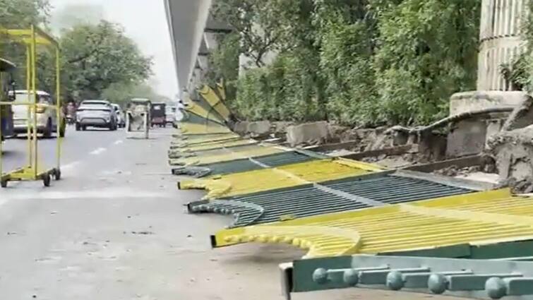 noida news Railings installed along the road divider in Noida Sector 18 collapsed भारी बारिश के बीच नोएडा में बीच सड़क गिर गई डिवाइडर की रेलिंग, आवाजाही में दिक्कत