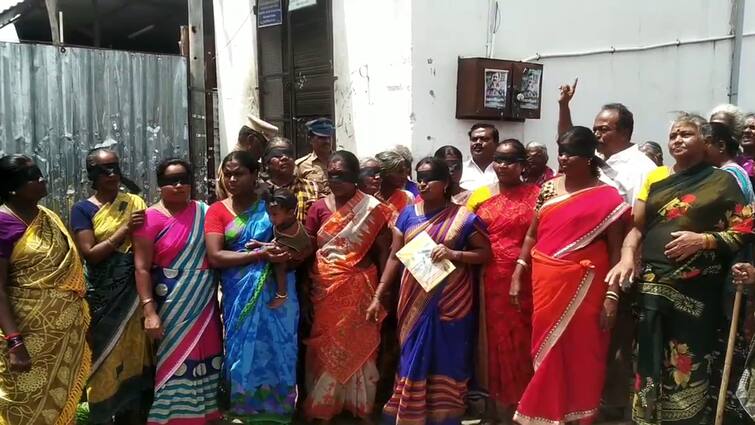 Women protested by tying black cloth over their eyes and besieging the shop demanding the removal of the Tasmac shop கண்ணில் கருப்பு துணி கட்டி போராட்டத்தில் ஈடுபட்ட பெண்கள்: டாஸ்மாக் கடைக்கு எதிர்ப்பு