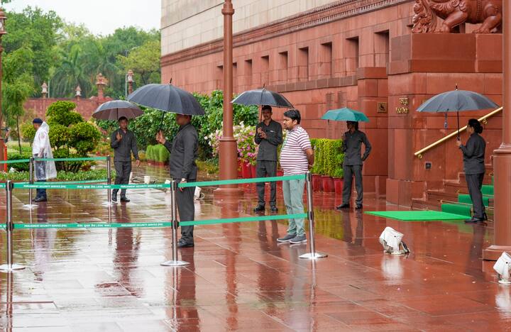 कई इलाकों में जलजमाव की वजह से गाड़ियों की रफ्तार धीमी रही और ट्रैफिक पर भी असर पड़ा. जलजमाव की वजह से लोगों को भारी दिकक्तों का सामना करना पड़ रहा है. तेज बारिश होने के कारण दिल्ली के कई इलाकों में यातायात प्रभावित हुआ है, जिससे ट्रैफिक जाम देखने को मिला.