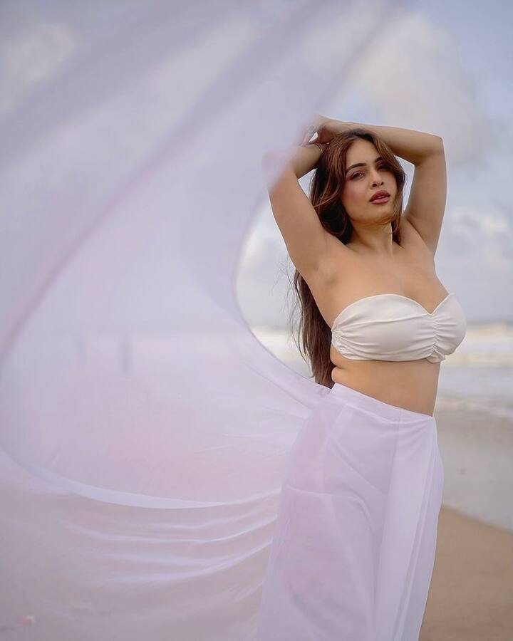 ભોજપૂરી એક્ટ્રેસ નેહા મલિકે ફરી એક વખત સોશિયલ મીડિયામાં બોલ્ડ તસવીરો શેર કરી આગ લગાવી છે. નેહા મલિકે કાતિલ અંદાજમાં તસવીરો શેર કરી છે.