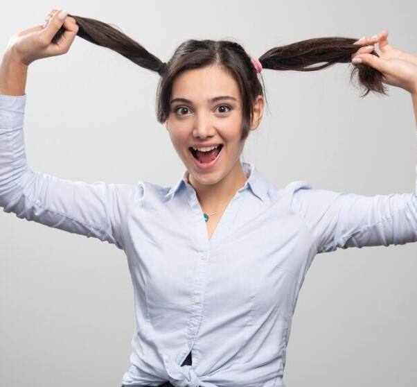 ਪਿਆਜ਼ ਦੀ ਜੈੱਲ ਨੂੰ ਵਾਲਾਂ 'ਤੇ ਲਗਾਉਣ ਨਾਲ ਨਾ ਸਿਰਫ ਪਤਲੇ ਵਾਲਾਂ ਦੀ ਸਮੱਸਿਆ ਤੋਂ ਛੁਟਕਾਰਾ ਮਿਲੇਗਾ ਸਗੋਂ ਵਾਲਾਂ ਨੂੰ ਨਰਮ ਅਤੇ ਚਮਕਦਾਰ ਵੀ ਬਣਾਇਆ ਜਾਵੇਗਾ। ਇਸ ਦੇ ਲਈ ਇਕ ਕਟੋਰੀ ਵਿਚ ਪਿਆਜ਼ ਦਾ ਰਸ, 2 ਚਮਚ ਐਲੋਵੇਰਾ ਜੈੱਲ ਅਤੇ 2 ਚਮਚ ਕੈਸਟਰ ਆਇਲ, ਇਕ ਵਿਟਾਮਿਨ-ਈ ਕੈਪਸੂਲ ਪਾ ਕੇ ਚੰਗੀ ਤਰ੍ਹਾਂ ਮਿਲਾਓ, ਸਿਰ ਦੀ ਚਮੜੀ ਅਤੇ ਵਾਲਾਂ 'ਤੇ ਲਗਾਓ ਅਤੇ 10 ਮਿੰਟ ਤੱਕ ਮਾਲਿਸ਼ ਕਰੋ। 2 ਘੰਟੇ ਬਾਅਦ ਵਾਲਾਂ ਨੂੰ ਸ਼ੈਂਪੂ ਕਰੋ।