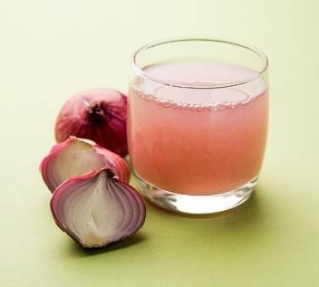 ਪਿਆਜ਼ 'ਚ ਵਿਟਾਮਿਨ ਬੀ, ਵਿਟਾਮਿਨ ਸੀ, ਵਿਟਾਮਿਨ ਈ, ਫੋਲਿਕ ਐਸਿਡ, ਜ਼ਿੰਕ, ਪੋਟਾਸ਼ੀਅਮ ਅਤੇ ਐਂਟੀ-ਬੈਕਟੀਰੀਅਲ ਗੁਣ ਪਾਏ ਜਾਂਦੇ ਹਨ, ਜੋ ਸਿਰ ਦੀ ਚਮੜੀ 'ਤੇ ਜਮ੍ਹਾ ਨੁਕਸਾਨਦੇਹ ਬੈਕਟੀਰੀਆ ਅਤੇ ਡੈਂਡਰਫ ਨੂੰ ਦੂਰ ਕਰਨ 'ਚ ਸਹਾਇਤਾ ਕਰਦੇ ਹਨ। ਪਿਆਜ਼ ਵਿੱਚ ਮੌਜੂਦ ਸਲਫਰ ਵਾਲਾਂ ਨੂੰ ਸੰਘਣਾ ਅਤੇ ਮਜ਼ਬੂਤ ਬਣਾਉਣ ਵਿੱਚ ਫਾਇਦੇਮੰਦ ਮੰਨਿਆ ਜਾਂਦਾ ਹੈ।