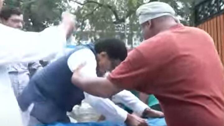 राम गोपाल यादव को उनकी गाड़ी तक दो लोगों द्वारा उठाकर पहुंचाया गया.