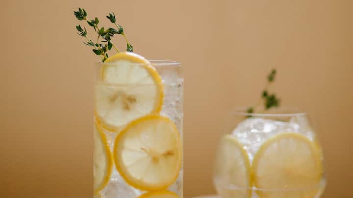 Hydration Is Key:- During shifts in weather from one that is hot to one that is humid the body may be mad with sweat, which can lead to drought. It’s about the dryness of the skin, dizziness, and fatigue. You should take lots of fluids like water, herbal teas as well and natural fruit juices so that you can remain hydrated. (Image Source: Canva)