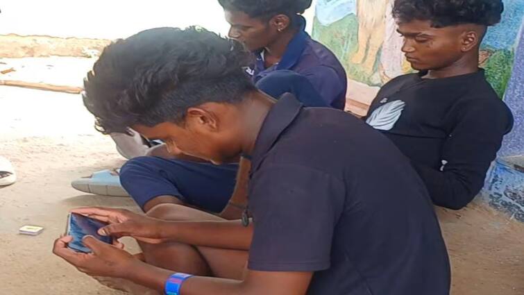 Have you been seeing Android phoen affected Nomophobia disease - TNN 'அடிக்கடி ஆண்ட்ராய்டு  போனை பாத்துக்கிட்டே இருந்தீங்கன்னா இந்த நோய் வருமாம்’ -  ஆய்வாளர்கள் அதிர்ச்சித் தகவல்