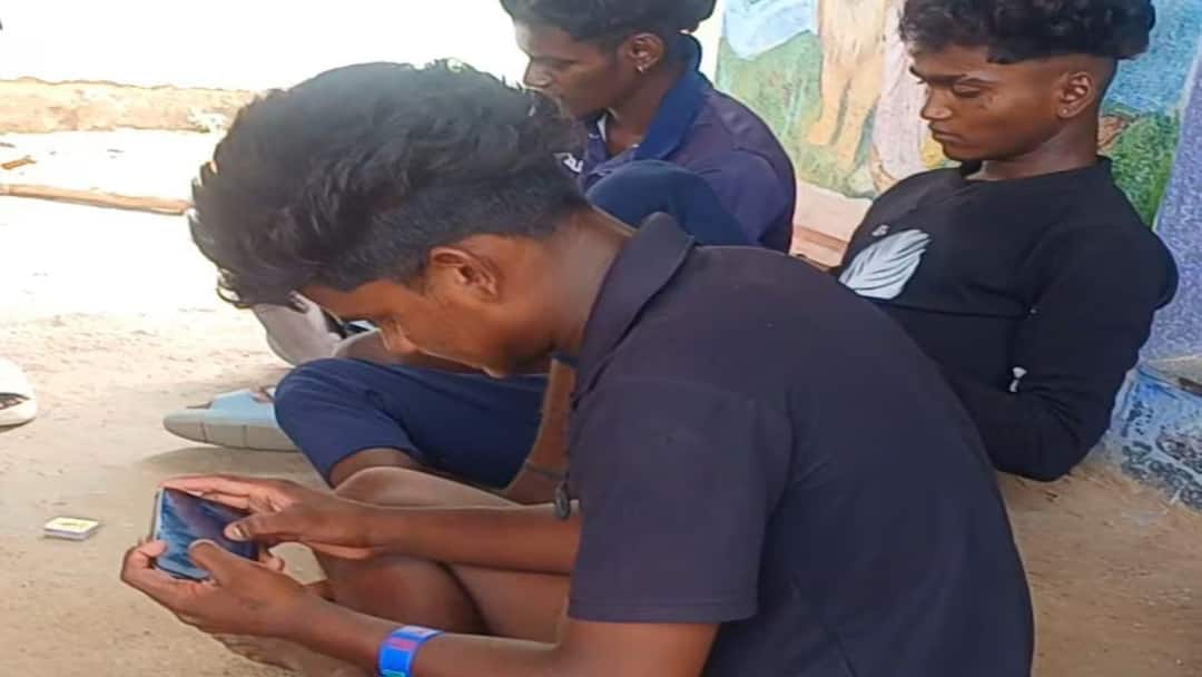 'அடிக்கடி ஆண்ட்ராய்டு  போனை பாத்துக்கிட்டே இருந்தீங்கன்னா இந்த நோய் வருமாம்’ -  ஆய்வாளர்கள் அதிர்ச்சித் தகவல்