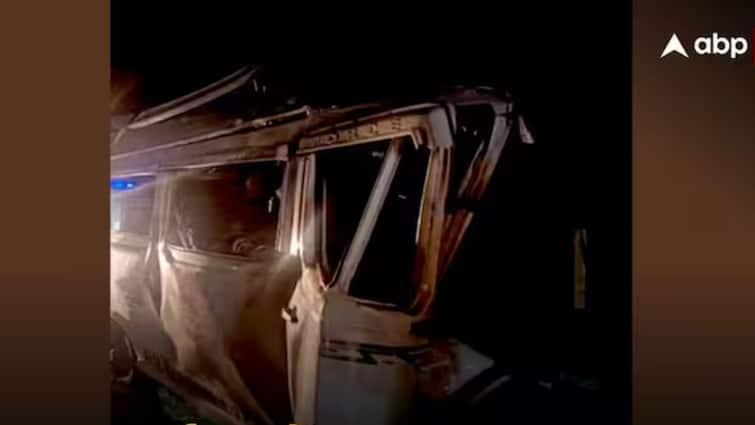 Fatal accident in Karnataka mini bus hits truck parked on highway The end of 13 people Karnataka Accident : कर्नाटकात पुणे-बंगळूर राष्ट्रीय महामार्गावर उभ्या असलेल्या ट्रकला मिनी बसची धडक; 13 जणांचा अंत