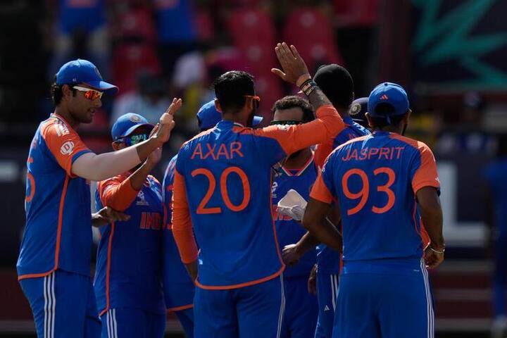 इंग्लंडनं 2022 प्रमाणं आक्रमक फलंदाजीचं धोरण स्वीकारलं ते त्यांच्या अंगलट आलं. रोहित शर्मानं खेळपट्टीचा अंदाज घेत फलंदाजी केली. दुसरीकडे इंग्लंडचा कॅप्टन जोस बटलर आक्रमक खेळी करण्याच्या नादात अक्षर पटेलला विकेट देऊन बसला. अक्षर पटेलनं 3, कुलदीप यादवनं 3, जसप्रीत बुमराहनं 2 विकेट घेतल्या.